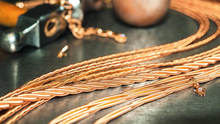 Kordeln aus Gold: Der Halsschmuck der Goldschmiede Wellendorff fühlt sich an, als wäre er aus Seide.