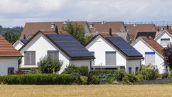 Festhypotheken haben sich seit Anfang Juli stark verteuert. Im Bild eine Einfamilienhaussiedlung in Niederglatt ZH.