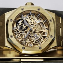 Die Audemars Piguets Royal Oak aus Roségold fasziniert mit skelettiertem Zifferblatt und zwei Unruhen im Kaliber 2903.