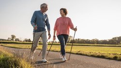 Ein älteres Paar beim Nordic Walking.