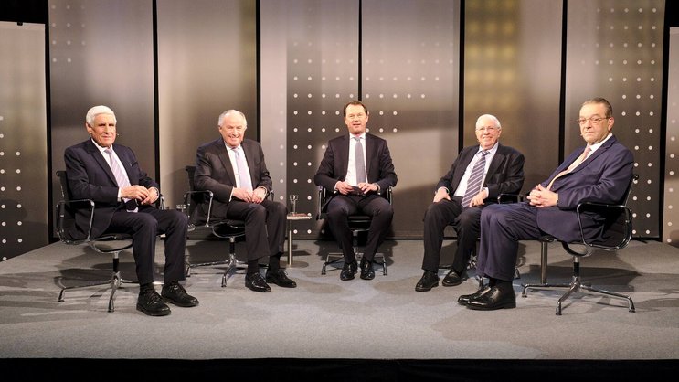 Das wären die Gäste: Rudolf Strahm, Franz Humer, Christoph Blocher, Oswald Grübel (v.l.n.r.). In der Mitte Dirk Schütz.
