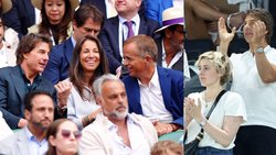 Wo Rolex ist, ist Tom Cruise: Links mit Jean-Frédéric Dufour und dessen Frau Anne-Carole am Tennisturnier von Wimbledon, rechts mit «Barbie»-Regisseurin Greta Gerwig an den Olympischen Spielen von Paris.