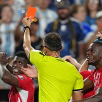 Der Schweizer Breel Embolo sah nach einer VAR-Überprüfung im Spiel gegen Argentinien die zweite Gelbe Karte und flog vom Platz.