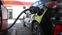 Auto wird an einer Tankstelle mit Kraftstoff befüllt.