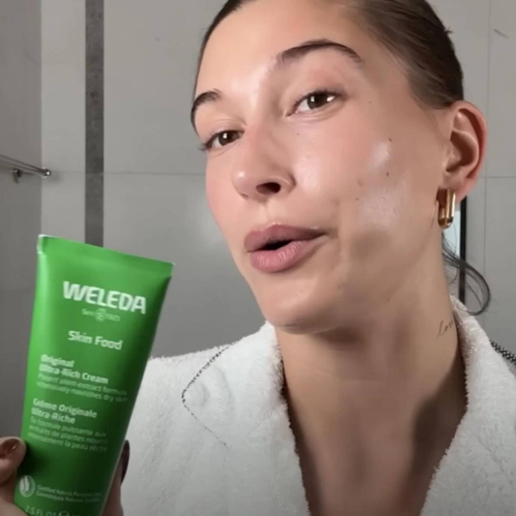 Auch Hollywoodschönheit Hailey Bieber verleiht der Traditionsmarke Glanz und Glamour.