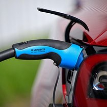 E-Auto an einer öffentlichen Ladesäule.