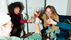 Bewusstes Trinken: Die gesundheitsbewusste Gen Z und die Millennials feiern auch gerne ohne Alkohol.