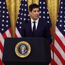 Der Leitzins der USA bleibt unter neuem Fed-Chef Kevin Warsh (56) stabil.
