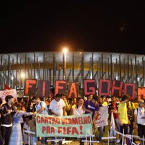 «Rote Karte für die FIFA»: Demonstation gegen die teure Fussball-WM.  Keystone