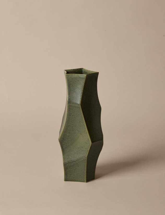 Ferm Living entstand erst 2006 und hat sich in kurzer Zeit bereits einen Namen für eine grosse Palette an kreativen Möbeln und Wohnaccessoires wie Lampen, Geschirr und Vasen gemacht.