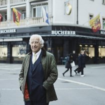 Star-Anwalt Urs Mühlebach, im Hintergrund eine Bucher-Filiale in Luzern.