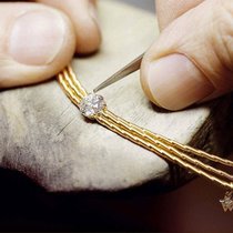 Wellendorff: Brillanten und andere Edelsteine werden im Goldschmuck fixiert.