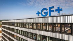Das Georg-Fischer-Logo am Hauptsitz in Schaffhausen.