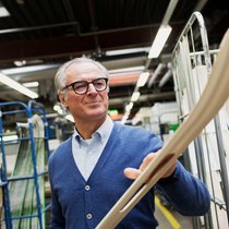 Wolfgang Mayrhofer: Der Atomic-Chef ist bei der Prototypenentwicklung dabei. Auch in den modernsten Ski ist der Kern aus Holz, ein besseres Material hat man noch nicht gefunden. Es wird mit Holzarten experimentiert.