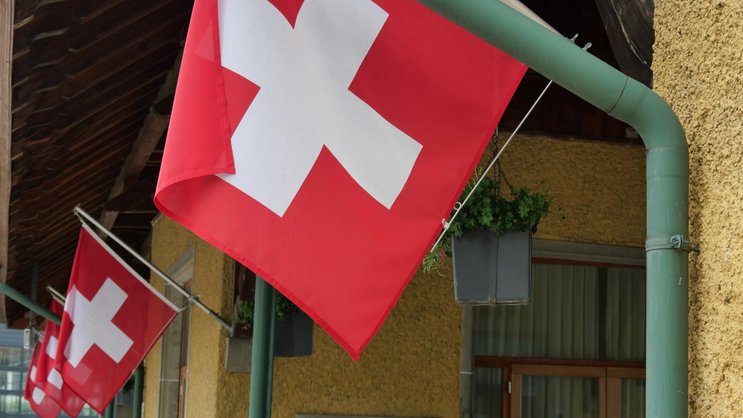 Schweizerfahnen an der Schifflände in Vitznau LU am Vierwaldstättersee.