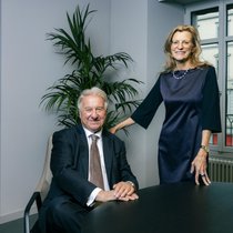 Spencer-Stuart-Schweiz-Chefin Sigrid Artho begrüsst Bjørn Johansson in der Partnerschaft.