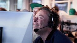SpaceX-Gründer und Tesla-Chef Elon Musk beobachtet den ersten Testflug des SpaceX-Starship in Boca Chica, Texas, im April 2023.