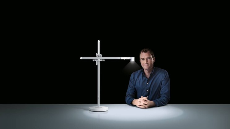 Jake Dyson mit seiner neusten Erfindung: Die Lampe, die sich auf ihren Besitzer einstellt.