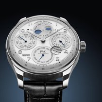 IWC Portugieser Eternal Calendar Premiere aus Schaffhausen: Der erste IWC-Kalender, der astronomisch korrekt bis ins Jahr 3999 rechnet – mit Mondphase aus Glas. Preis: 150’000 Franken.