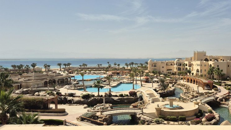 Das Hotel liegt auf einer Halbinsel in der Gemeinde Safaga am Roten Meer in Ägypten