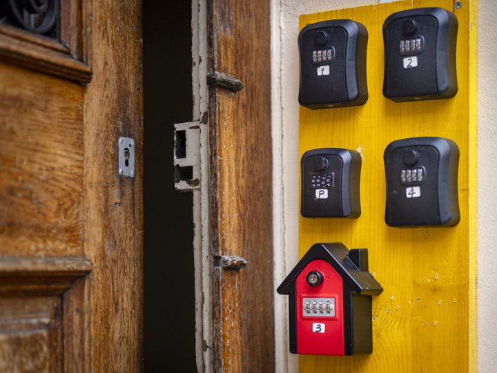 Die massenhafte Vermietung von Ferienwohnungen wird in Spanien von vielen als eine der Hauptursachen der zunehmenden Wohnungsnot kritisiert: Schlüsselboxen für Appartements bei einem Hauseingang. (Symbolbild)