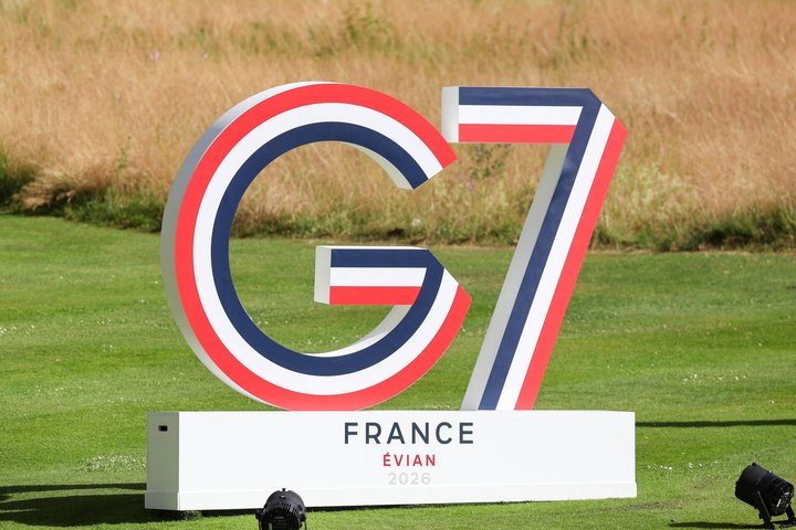 Der G7-Gipfel tagt in der Gemeinde. Unter den Anwesenden sind US-Präsident Donald Trump, Frankreichs Präsident Emmanuel Macron und Italiens Ministerpräsidentin Giorgia Meloni.