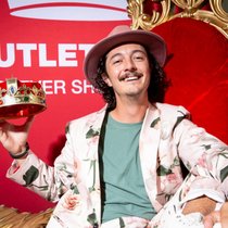Bunter Unternehmer: Auffallen gehört für den Inhaber des Outlet King zum Konzept. Seine Posts gehen oft viral.