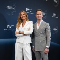 IWC-CEO Christoph Grainger-Herr (hier mit Markenbotschafterin Gisele Bündchen) leitet IWC seit 2017.