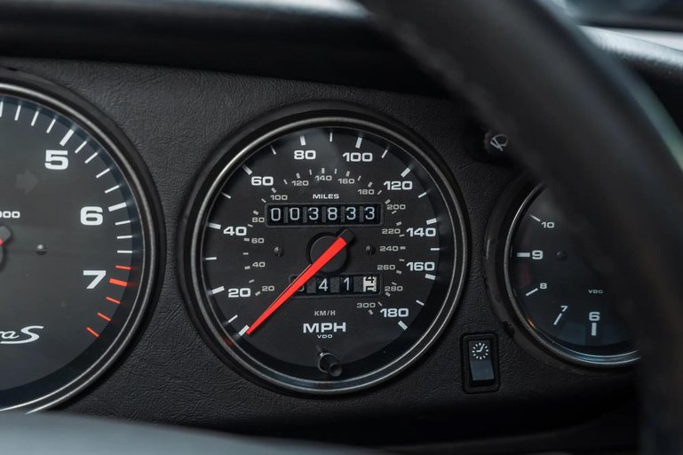 Trotz seines Alters hat der Wagen erst gut 3800 Meilen (rund 6100 Kilometer) auf dem Tacho.