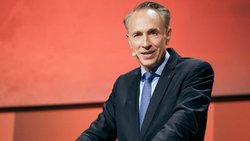 Thomas Buberl steht seit neun Jahren an der Spitze des französischen Versicherungskonzerns, seit zwei Jahren ist er Stiftungsrat bei der Kühne-Stiftung.