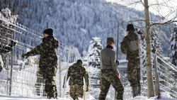 Zum Beispiel Absperrgitter aufstellen: Das Gros der Angehörigen, die am WEF in Davos Einsätze leisten, ist am Montag eingerückt. Im Bild Einsatzkräfte im Jahr 2024. (Archivibild)
