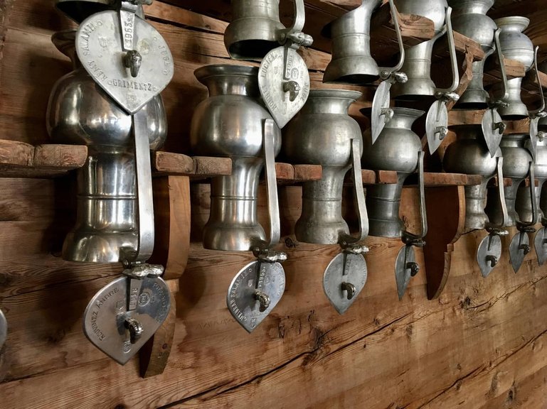 Die berühmten Zinnkannen, Channes genannt, hängen kopfüber an der Wand.