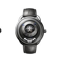 Die J12 Bleu 2025 von Chanel (links) und die Arceau Duc Attelé von Hermès: Die beiden Marken sind dank ihrer Tradition, Strategie und Exzellenz zu Institutionen geworden.