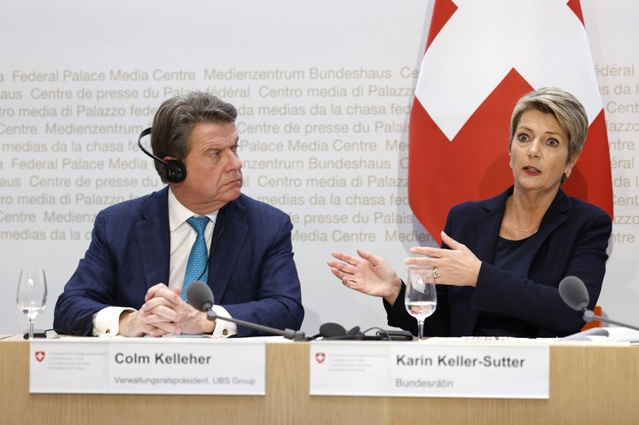 UBS-Verwaltungsratsboss Colm Kelleher und Finanzministerin Karin Keller-Sutter an der Medienkonferenz nach der Credit-Suisse-Rettung 2023.