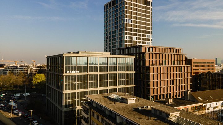 Baloise Park, Basel: Die Konzernleitung der neuen Helvetia Baloise ist in die Büros der Baloise gezogen. Vier von fünf Gebäuden auf dem Areal wurden erst 2021 neu eröffnet und werden teilweise von Drittmietern genutzt: So befindet sich im Baloise Park nicht nur ein Mövenpick-Hotel und eine Niederlassung von PWC,....