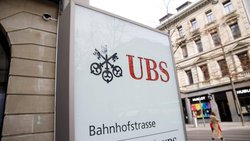Schriftzug der UBS am Paradeplatz in Zürich.