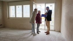 Besichtigung einer neuen Wohnung: Der Immobilienkauf ist eine folgenschwere Entscheidung.