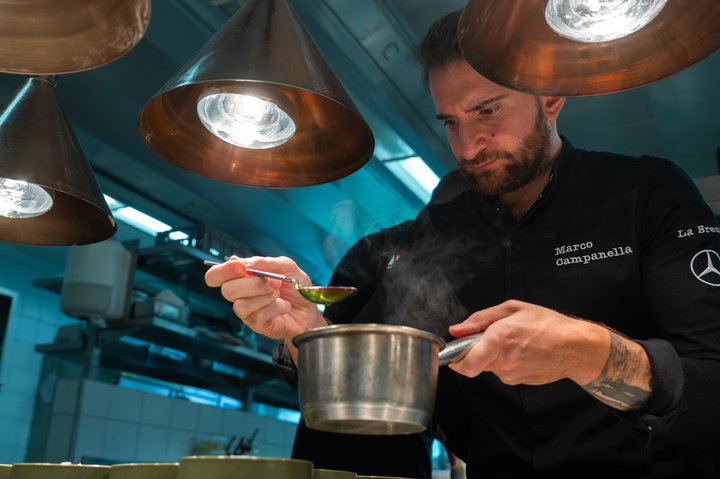 Marco Campanella kocht am Montag, 30. September in der Kueche des Hotel Eden Roc in Ascona. Der Tessiner Chefkoch im hoteleigenen Restaurant ''La Brezza'' wurde zum Koch des Jahres 2025 durch den Gastronomiefuehrer Gault-Millau gewaehlt. (KEYSTONE/Ti-Press/Samuel Golay)
