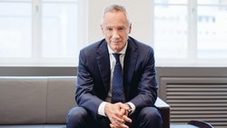 CEO Wilhelm Schmid ist ein passionierter Autofahrer und Uhrensammler.