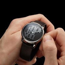 Manuel Emch, Lenker von Louis Erard, bringt jedes Jahr eine auf 178 Stück limitierte Edition einer Künstleruhr heraus. 2026 beehrt ihn Monica Bonvicini mit «not for you», einem ihrer ikonischen Werke im Miniaturformat.