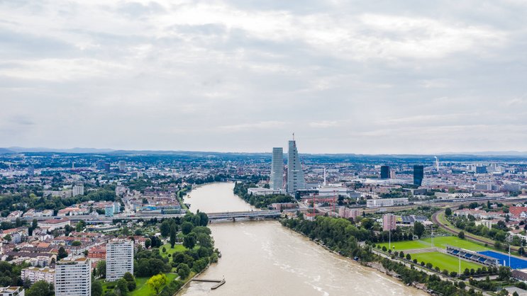 Basel mit dem Roche-Turm – ein Ziel für Pendler. In Birslach BL finden sie die günstigsten Immobilien.