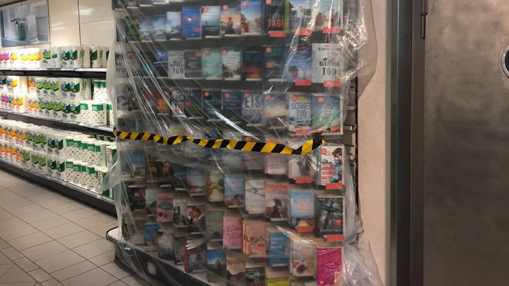 Absperrung in der Berner Migros-Filiale Marktgasse: Nicht alle Produkte dürfen verkauft werden.
