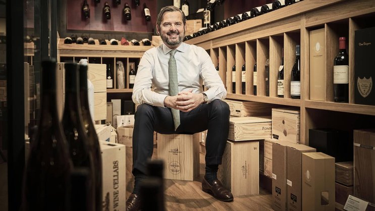 Nikolas von Haugwitz (56) ist seit November 2024 CEO von Mövenpick Wein. Zuvor arbeitete er unter anderem bei St. Jakobskellerei Schuler und Hawesko.