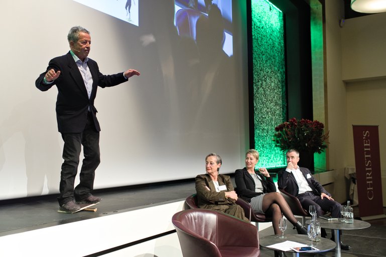 Hans Spring, ehemaliger Team- und Olympiaarzt Swiss Ski;demonstriert Teilnehmern von Panel 2 GleichgewichtsÃ¼bungen:Brida von Castelberg, Dr. med., VizeprÃ¤sidentin Schweizerische Patientenvereinigung;Andrea Rytz, CEO, Schulthess Klinik;Daniel H. Schmutz, CEO, Helsana