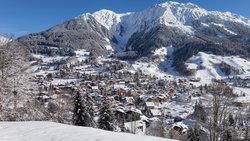 Eigentlich dürften in Klosters nicht mehr als 20 Prozent der Wohnungen von Feriengästen besetzt sein. Der Anteil ist jedoch viel höher, weil diese den Hauptwohnsitz vortäuschen.