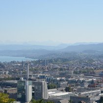 Blick auf die Stadt Zürich mit dem Zürichsee.