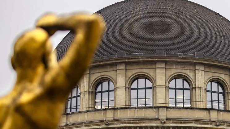 An die ETH Zürich (rechts) flossen Gelder von Meta, vom Tiktok-Konzern Bytedance und von Google. Die EPFL erhielt Millionen vom Facebook-Konzern Meta –