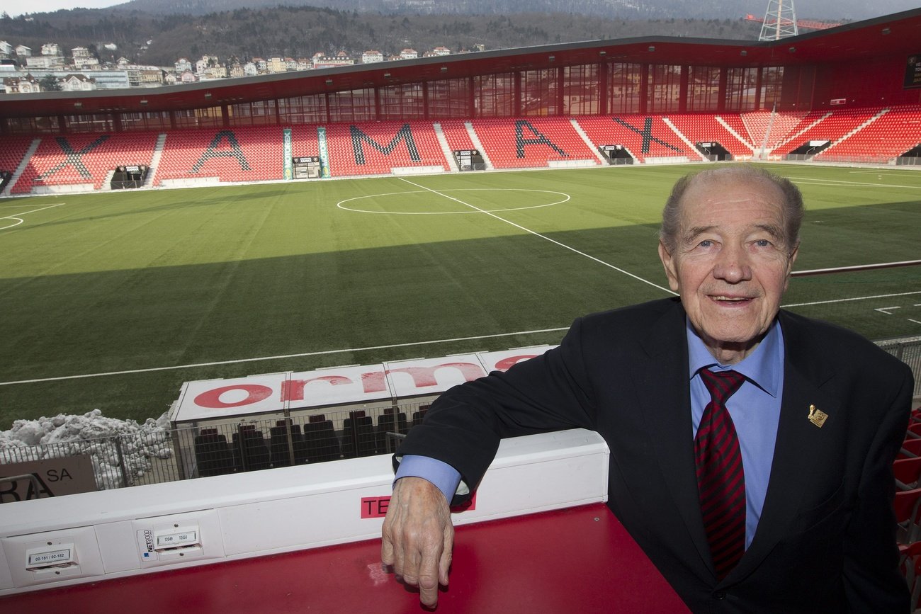 Gilbert Facchinetti, ancien president du Neuchatel Xamax, pose dans le stade a l'issue d'une conference de presse annoncant le sauvetage du mouvement junior de Neuchatel Xamax, ce vendredi 10 fevrier 2012 au stade de la Maladiere a Neuchatel. (KEYSTONE/Salvatore Di Nolfi)