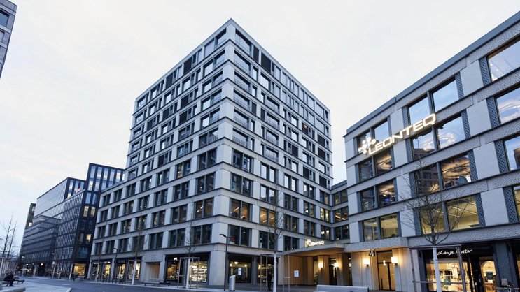 Eng wird es am Hauptsitz an der Europaallee in Zürich nicht. Um Kosten zu sparen, wird in der Schweiz Personal abgebaut. Nearshoring ist angesagt. In Portugal sucht man Personal.