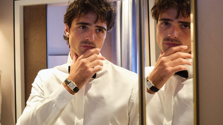 Der australische Schauspieler Jacob Elordi mit einer Tank Louis Cartier.